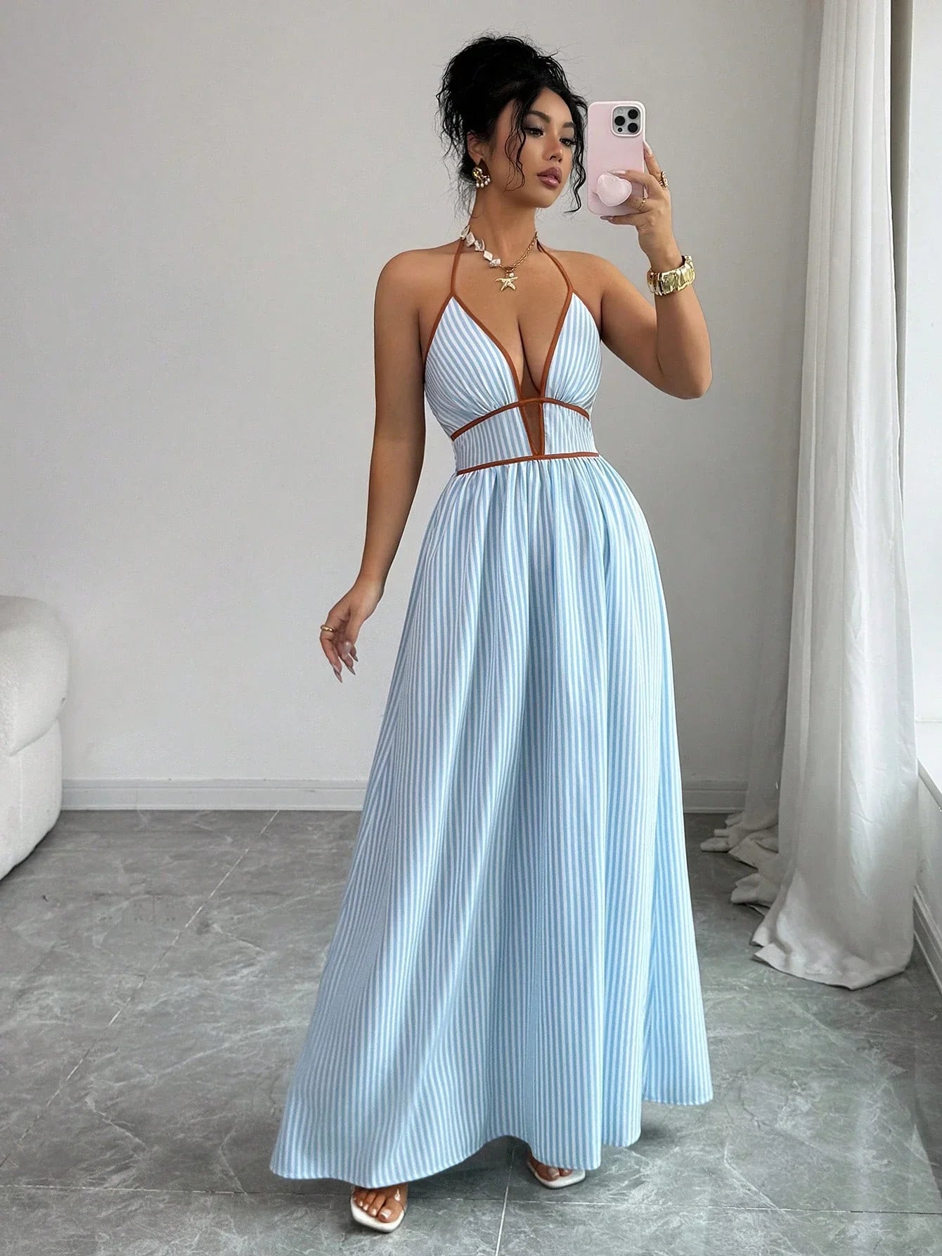 Gestreeptes Maxikleid mit tiefem Halter-Ausschnitt – Premium Urlaubs- & Strand-Style