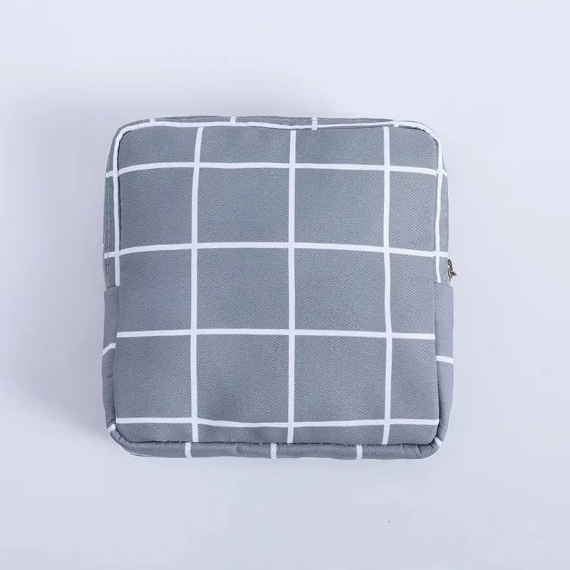 Mini Trousse Cosmétique Zippée Femme – Serviettes Hygiéniques, Rouge à Lèvres & Voyage | Pochette Monnaie & Écouteurs