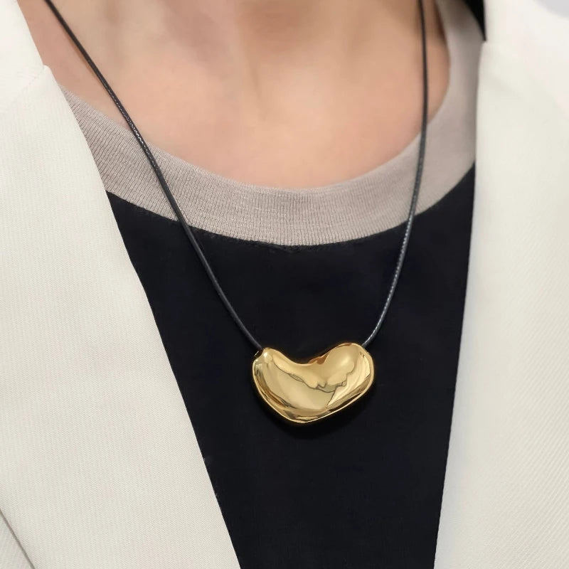 Collier Cordon Noir Pendentif Métal Irrégulier Statement – Bijou Femme Tendance Cool & Minimaliste | Accessoire Soirée, Fête & Cadeau Mode