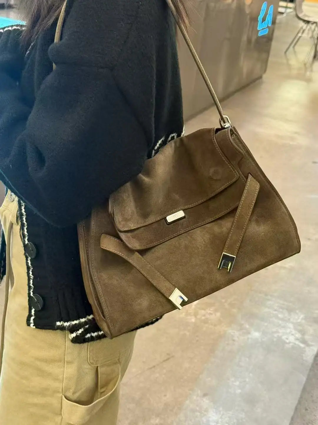 Sac Carré Femme Cuir Suède Luxe – Boucle Dorée Rétro Bandoulière Hiver Premium