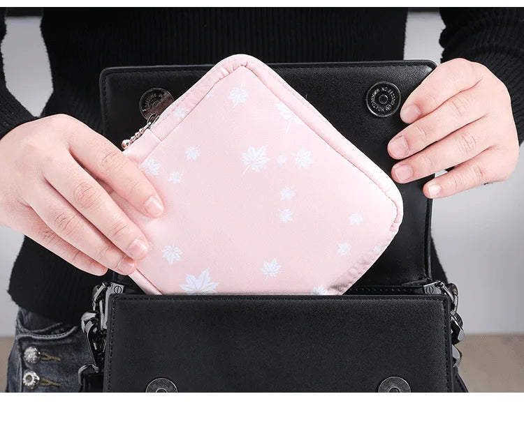 Mini Trousse Cosmétique Zippée Femme – Serviettes Hygiéniques, Rouge à Lèvres & Voyage | Pochette Monnaie & Écouteurs