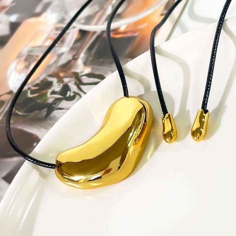 Collier Cordon Noir Pendentif Métal Irrégulier Statement – Bijou Femme Tendance Cool & Minimaliste | Accessoire Soirée, Fête & Cadeau Mode