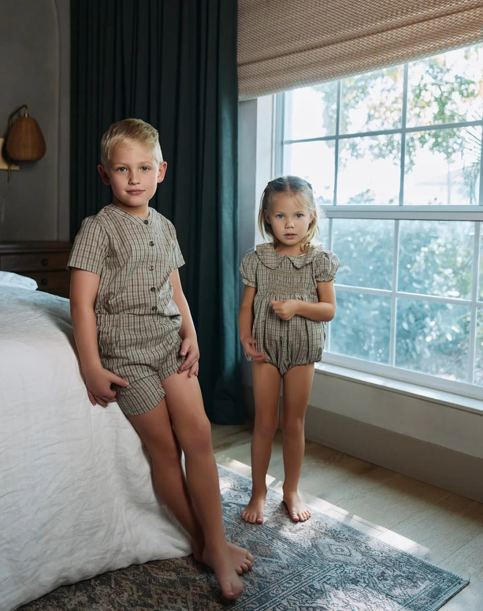 Tenue Assortie Famille – Robe Smockée Carreaux Marron Fille & Pull Tricoté Garçon Collection Heritage