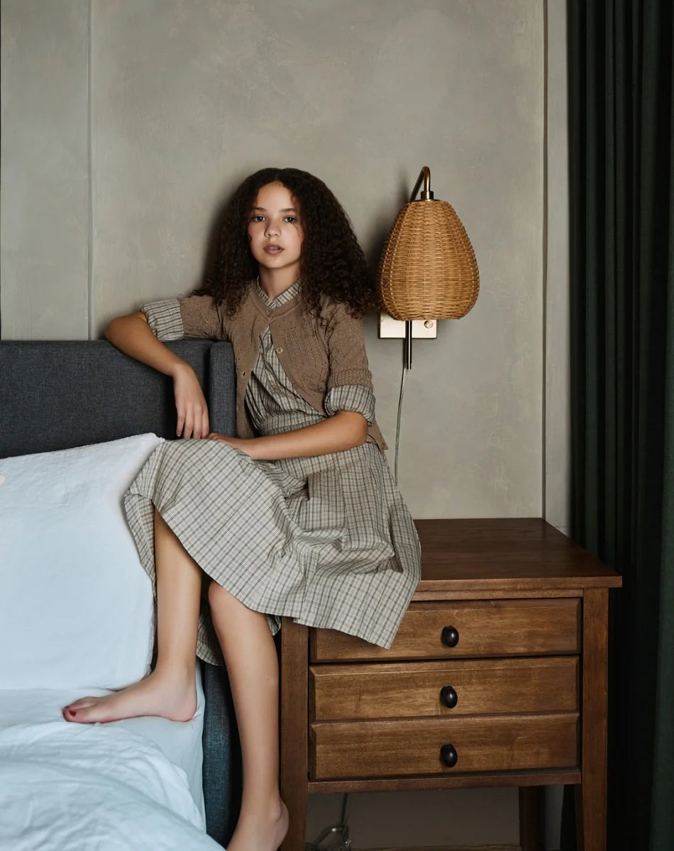Tenue Assortie Famille – Robe Smockée Carreaux Marron Fille & Pull Tricoté Garçon Collection Heritage
