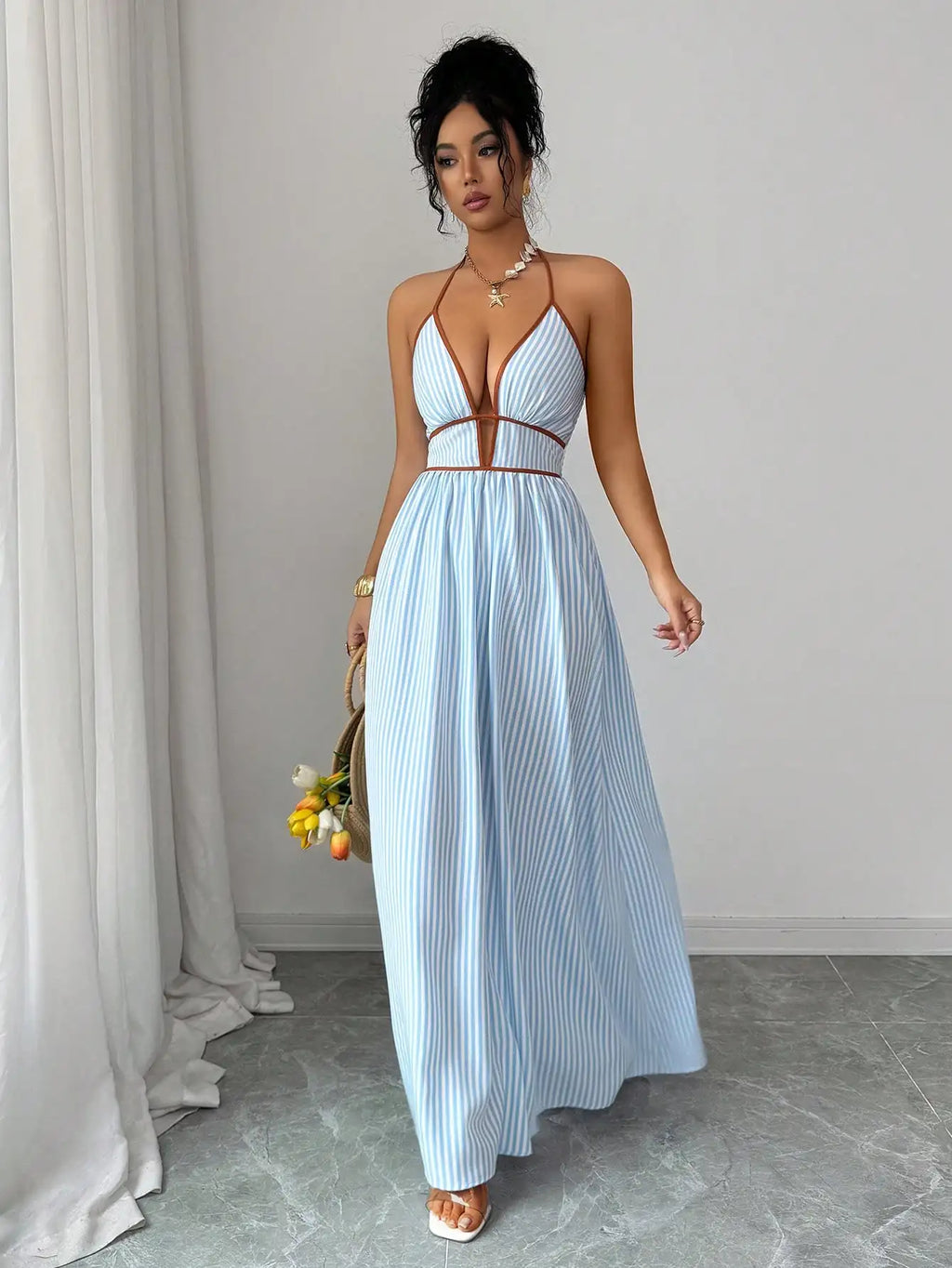 Gestreeptes Maxikleid mit tiefem Halter-Ausschnitt – Premium Urlaubs- & Strand-Style