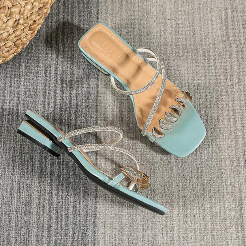 Sandales Femme Style Coréen – Détail Métal Élégant | Bout Ouvert Plat Été 2026