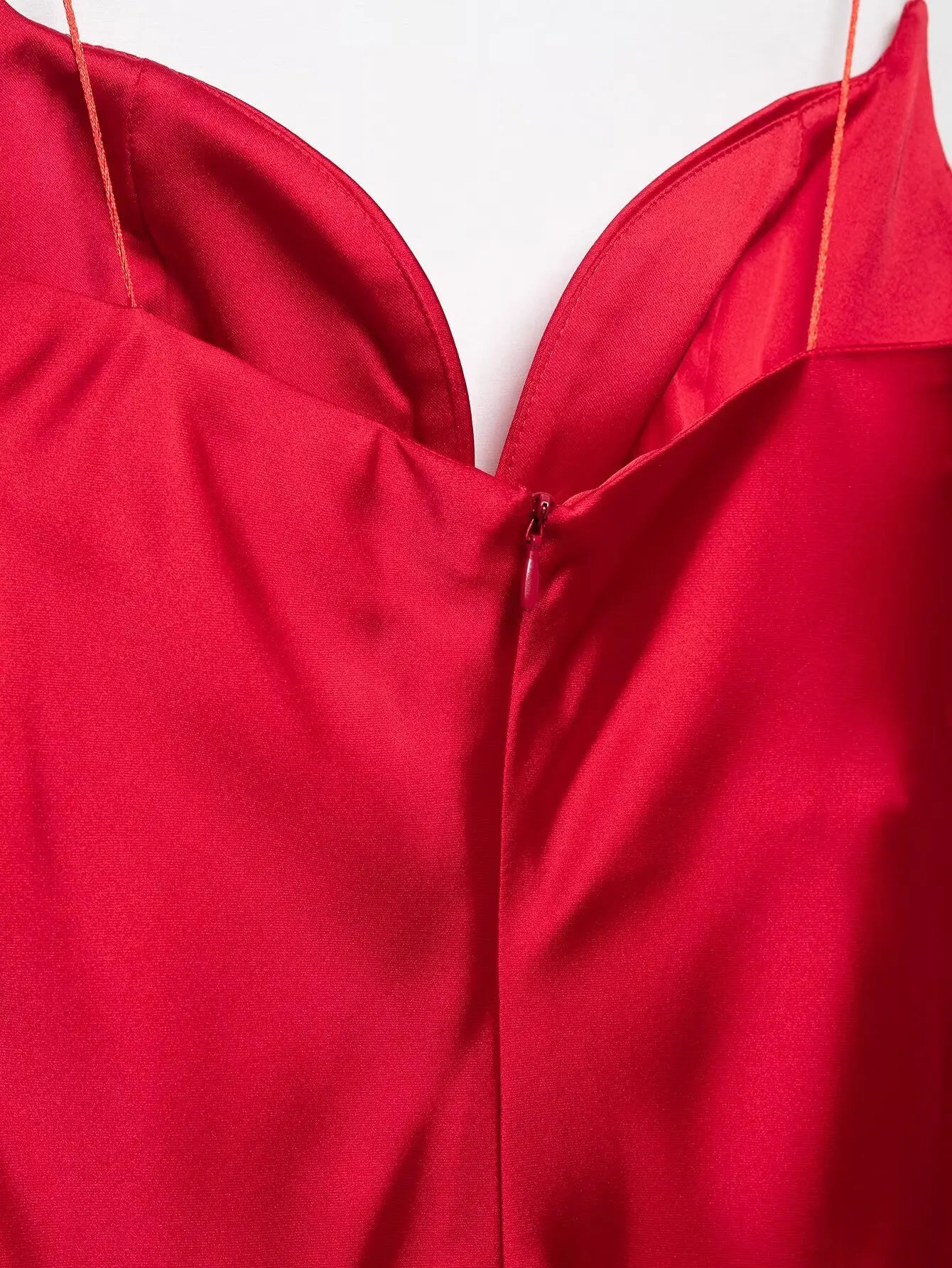 Robe Longue Femme Satin Rouge Col V Bretelles Sans Manches – Fermeture Dos Zip Élégante | HH Été 2025