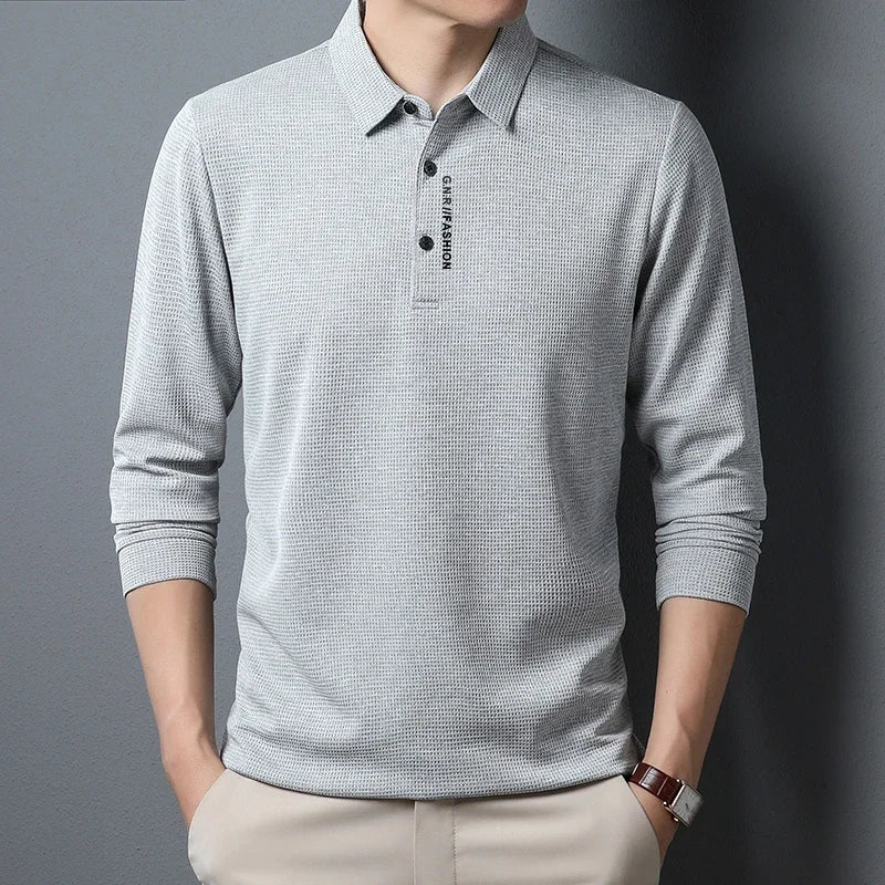 Polo Homme Manches Longues Texture Gaufrée Waffle Col Reversé Lettres Imprimées Casual Tendance – Top Polo Texturé Élégant Streetwear | Mode Homme Premium
