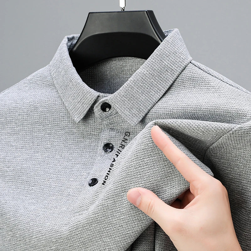 Polo Homme Manches Longues Texture Gaufrée Waffle Col Reversé Lettres Imprimées Casual Tendance – Top Polo Texturé Élégant Streetwear | Mode Homme Premium