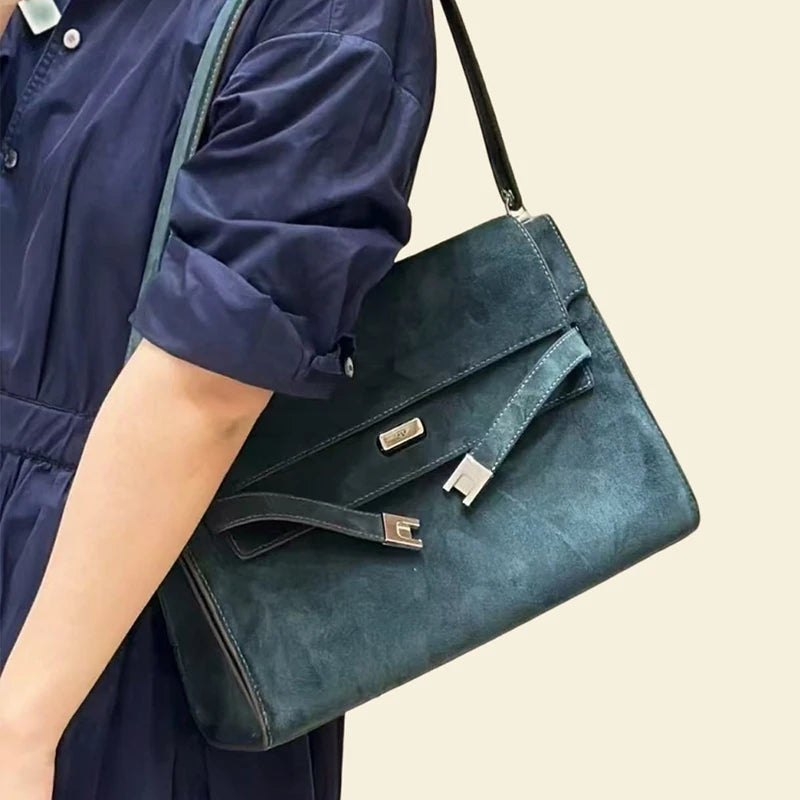Sac Carré Femme Cuir Suède Luxe – Boucle Dorée Rétro Bandoulière Hiver Premium