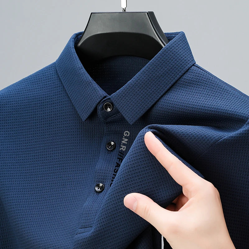 Polo Homme Manches Longues Texture Gaufrée Waffle Col Reversé Lettres Imprimées Casual Tendance – Top Polo Texturé Élégant Streetwear | Mode Homme Premium