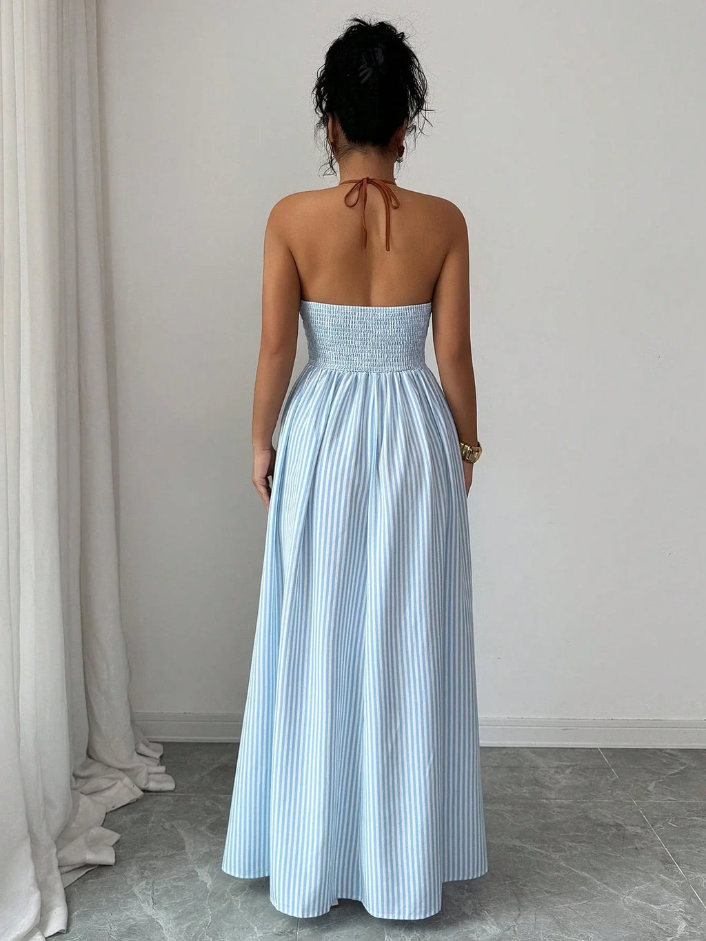Gestreeptes Maxikleid mit tiefem Halter-Ausschnitt – Premium Urlaubs- & Strand-Style