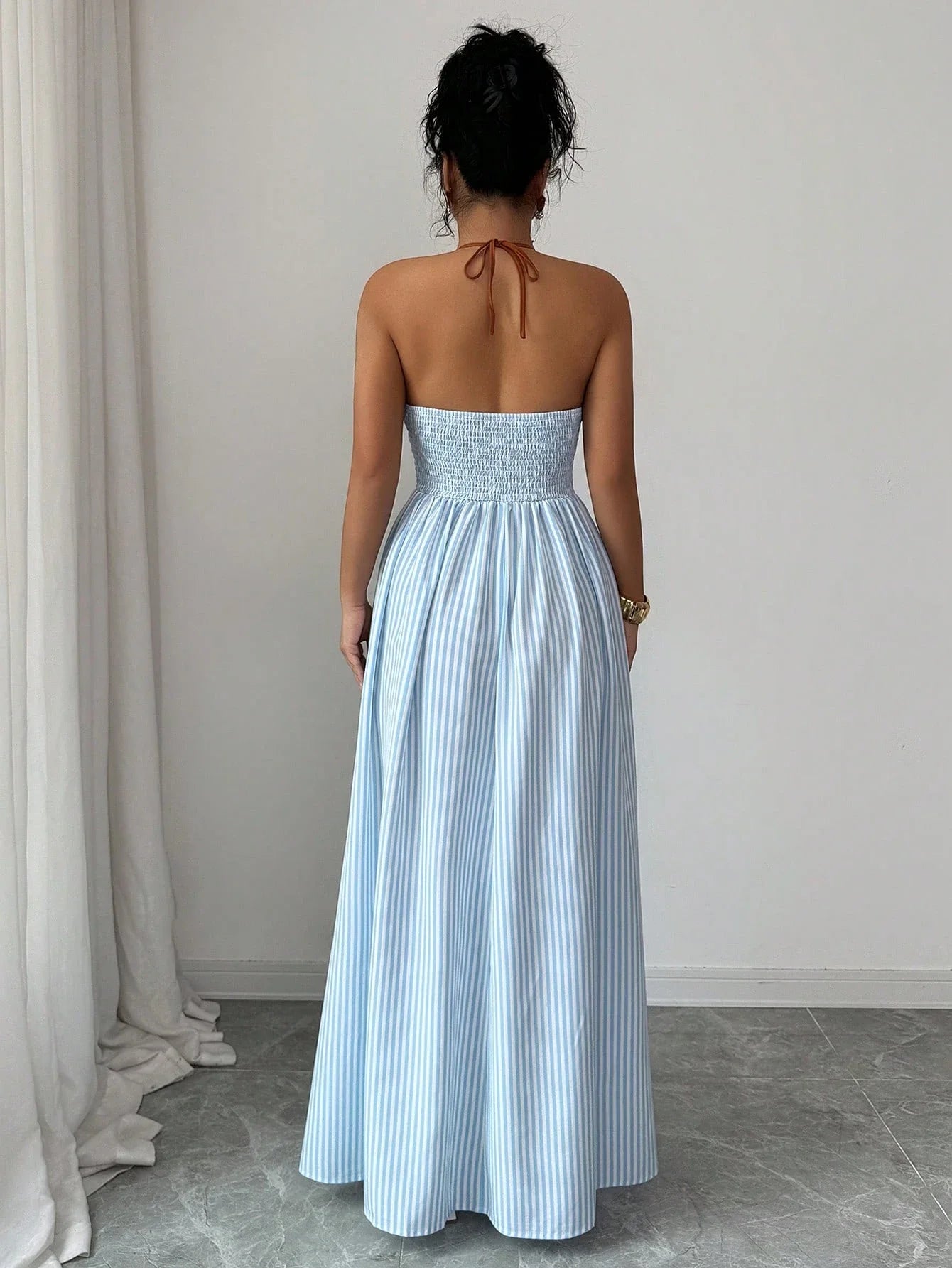Gestreeptes Maxikleid mit tiefem Halter-Ausschnitt – Premium Urlaubs- & Strand-Style