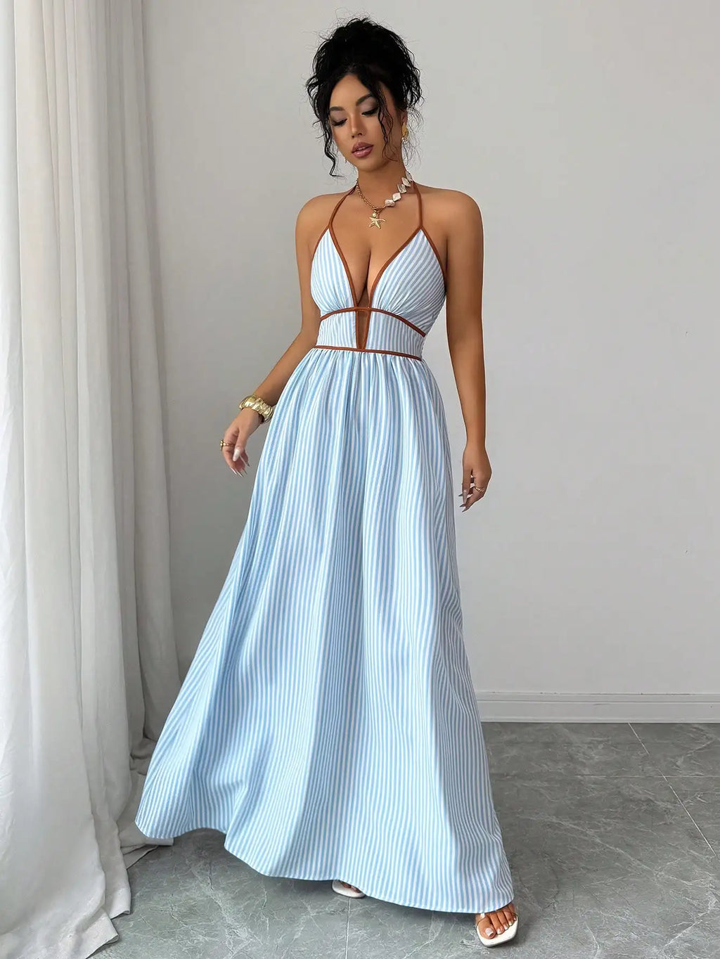 Gestreeptes Maxikleid mit tiefem Halter-Ausschnitt – Premium Urlaubs- & Strand-Style