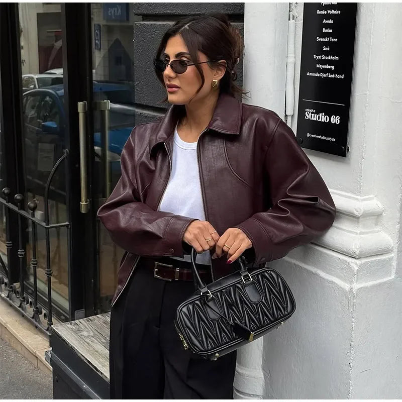 Kurze Damenjacke aus weinrotem PU-Leder, schmal geschnitten, Motorradstil, Reißverschluss, Revers, lange Ärmel – lässiger, schicker Perfecto | Highstreet
