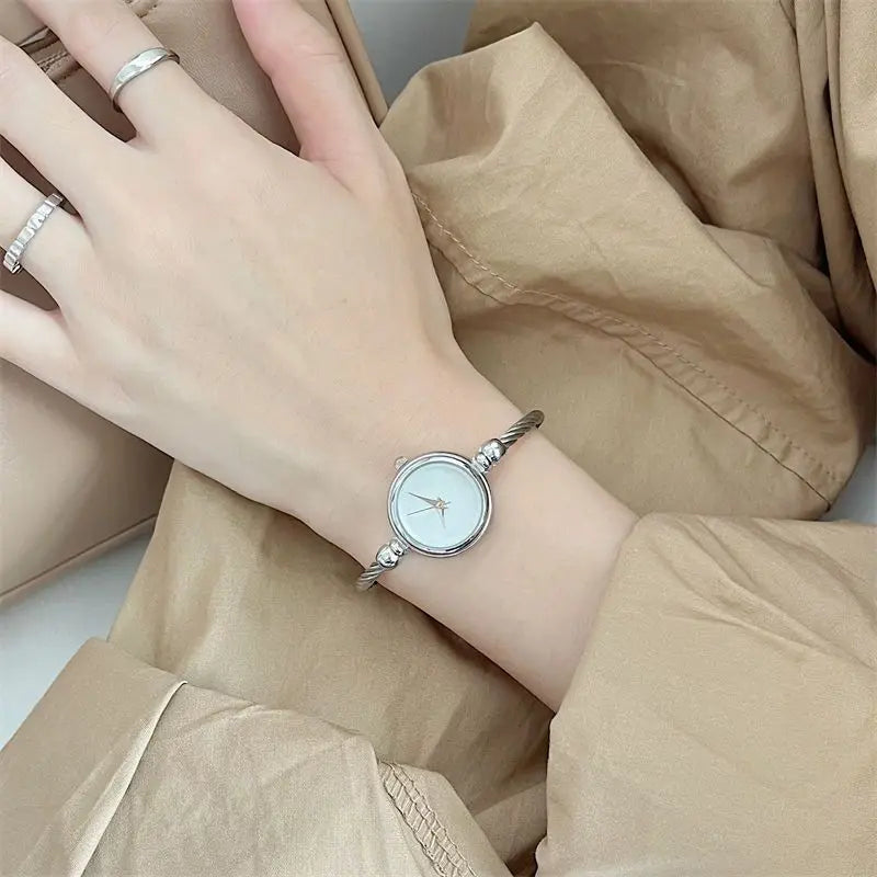Montre Femme MAYZHISU Rétro Quartz Or – Bracelet Bangle Chaîne Acier Luxe Minimaliste