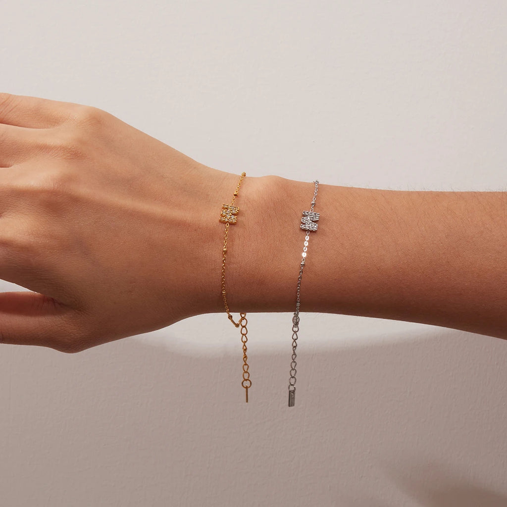 Damenarmband Buchstabe "M" Zirkon & Edelstahl 18K vergoldet – Elegantes & vielseitiges Schmuckstück | Personalisiertes Geschenk | Zora