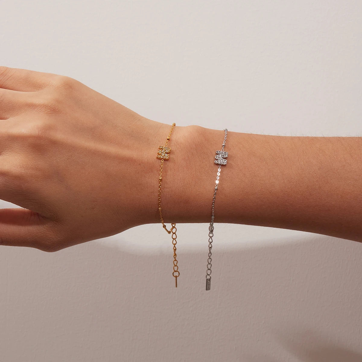Bracelet Femme Lettre "M" Zircon & Acier Inox Plaqué Or 18K – Bijou Élégant & Polyvalent | Cadeau Personnalisé | Zora