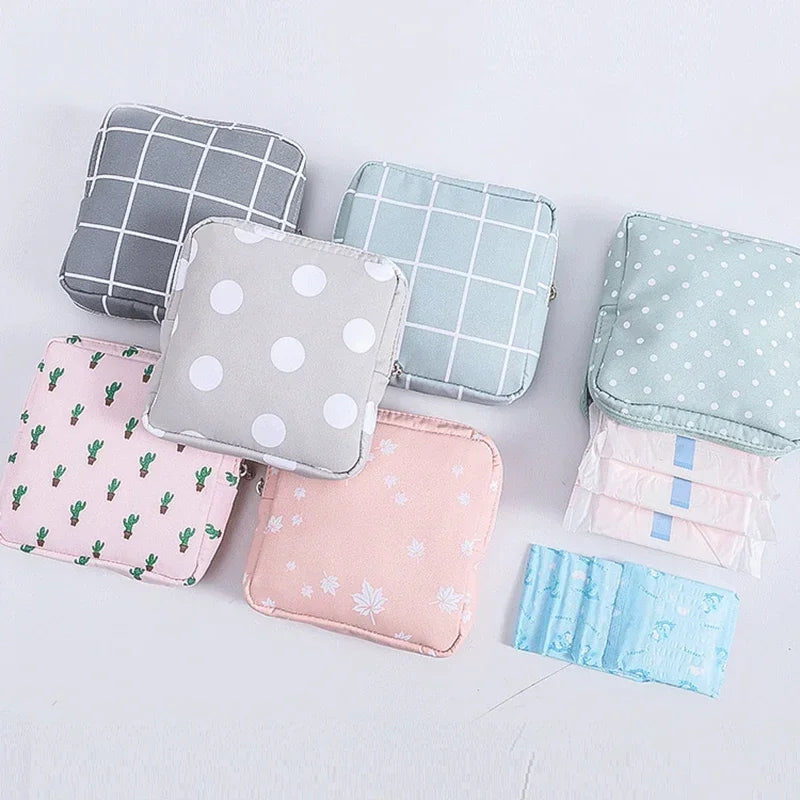 Mini Trousse Cosmétique Zippée Femme – Serviettes Hygiéniques, Rouge à Lèvres & Voyage | Pochette Monnaie & Écouteurs