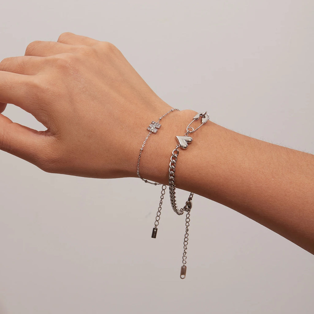 Damenarmband Buchstabe "M" Zirkon & Edelstahl 18K vergoldet – Elegantes & vielseitiges Schmuckstück | Personalisiertes Geschenk | Zora