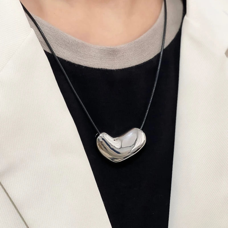 Collier Cordon Noir Pendentif Métal Irrégulier Statement – Bijou Femme Tendance Cool & Minimaliste | Accessoire Soirée, Fête & Cadeau Mode