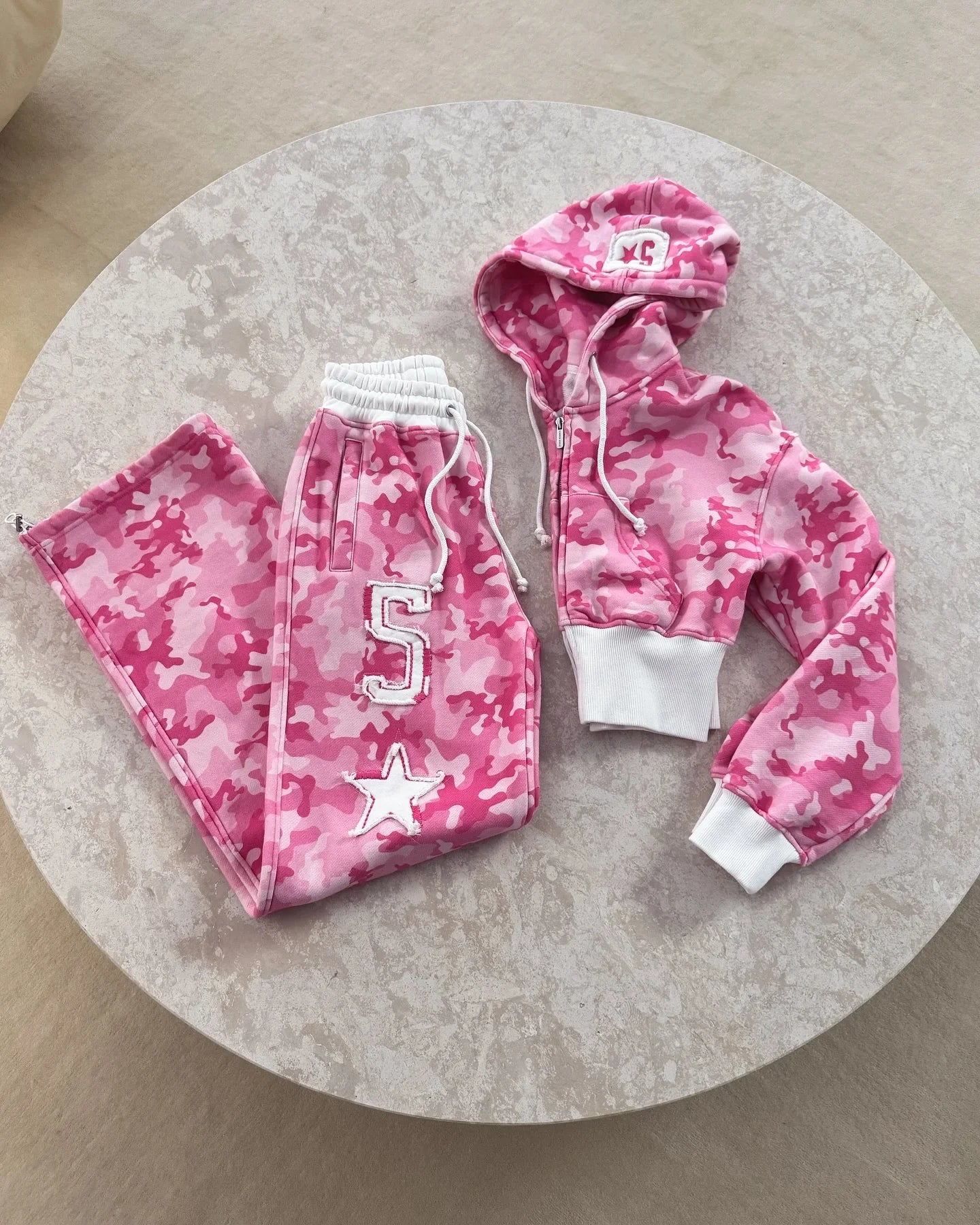 2-teiliges Damen Y2K Set Camouflage Rosa Sportswear Hip-Hop Rock Punk Kapuzenjacke mit Reißverschluss, bauchfrei, schmal geschnitten + lässige Sporthose – Premium Y2K Sportswear Set | Premium Streetwear Damenmode