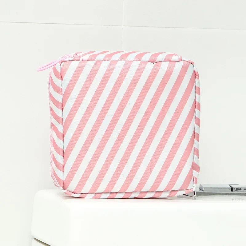 Mini Trousse Cosmétique Zippée Femme – Serviettes Hygiéniques, Rouge à Lèvres & Voyage | Pochette Monnaie & Écouteurs