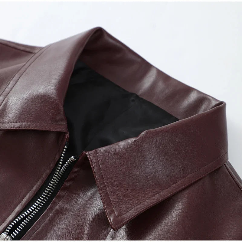 Kurze Damenjacke aus weinrotem PU-Leder, schmal geschnitten, Motorradstil, Reißverschluss, Revers, lange Ärmel – lässiger, schicker Perfecto | Highstreet