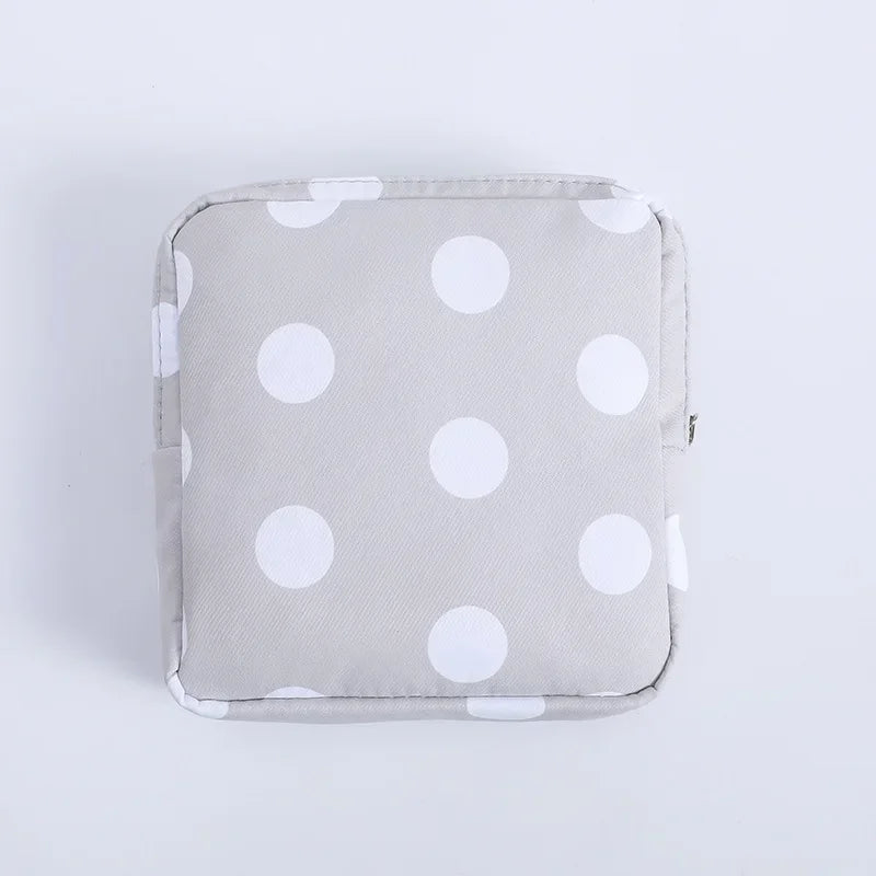 Mini Trousse Cosmétique Zippée Femme – Serviettes Hygiéniques, Rouge à Lèvres & Voyage | Pochette Monnaie & Écouteurs