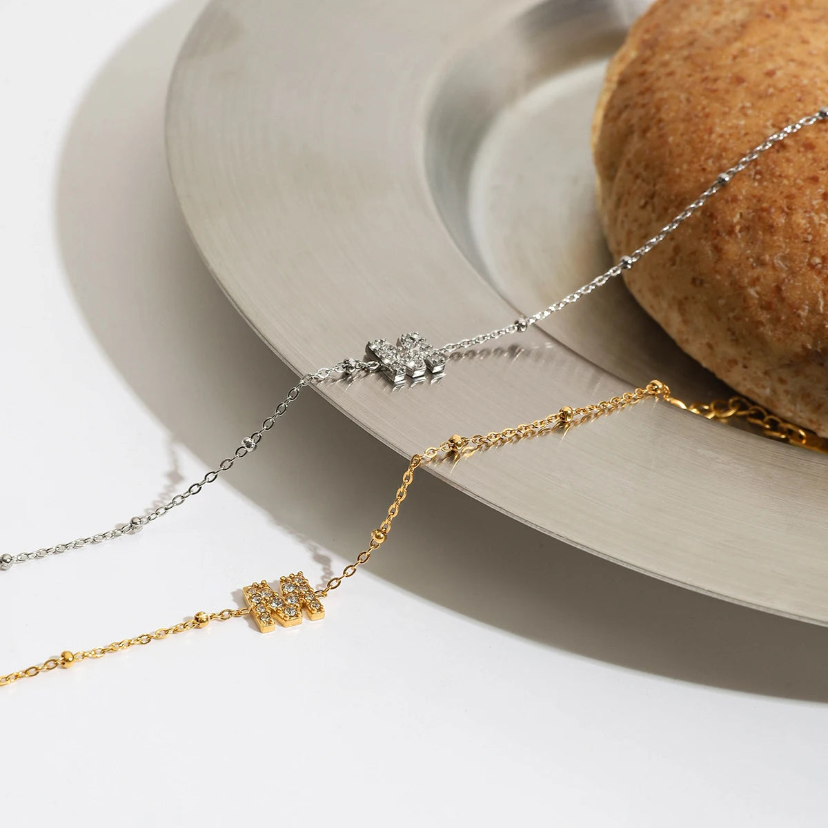 Damenarmband Buchstabe "M" Zirkon & Edelstahl 18K vergoldet – Elegantes & vielseitiges Schmuckstück | Personalisiertes Geschenk | Zora
