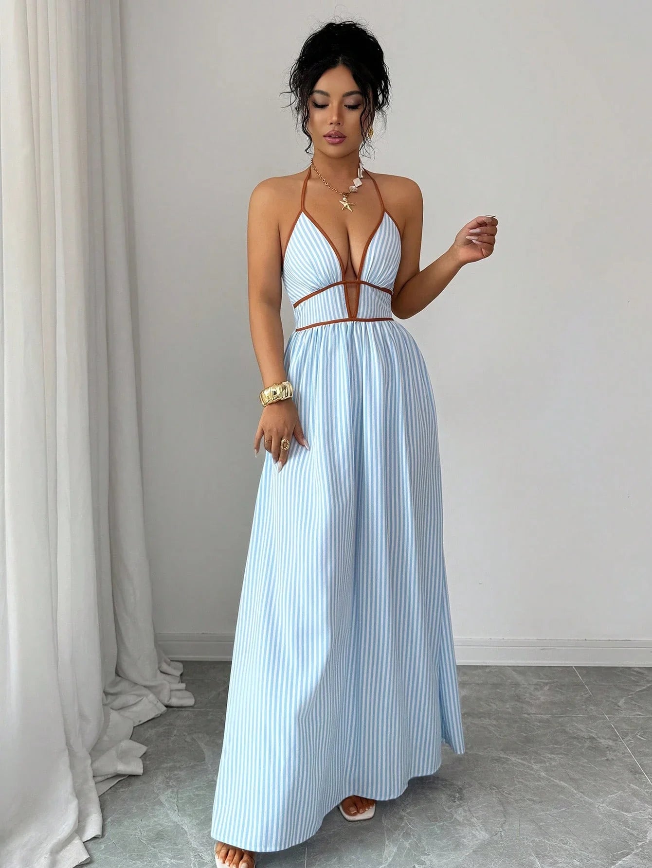 Gestreeptes Maxikleid mit tiefem Halter-Ausschnitt – Premium Urlaubs- & Strand-Style