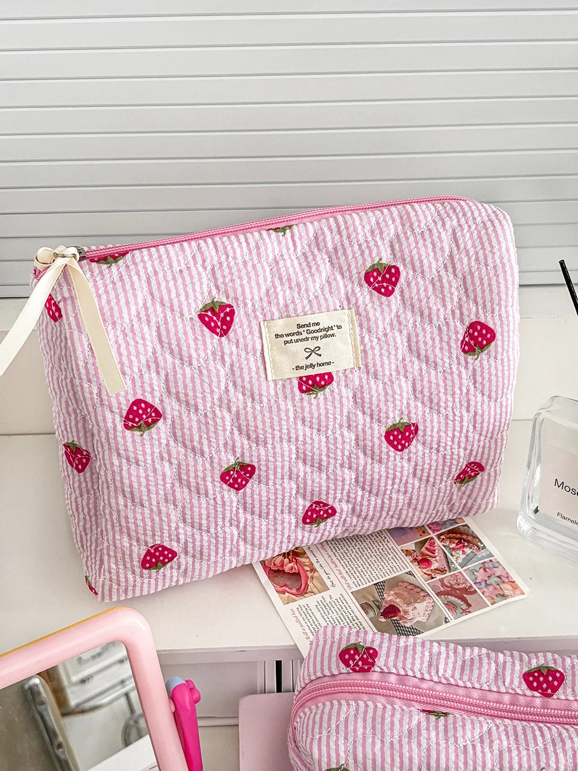 Trousse Cosmétique Fraise Rayée – Pochette Maquillage Portable Voyage | Organisateur Femme Kawaii
