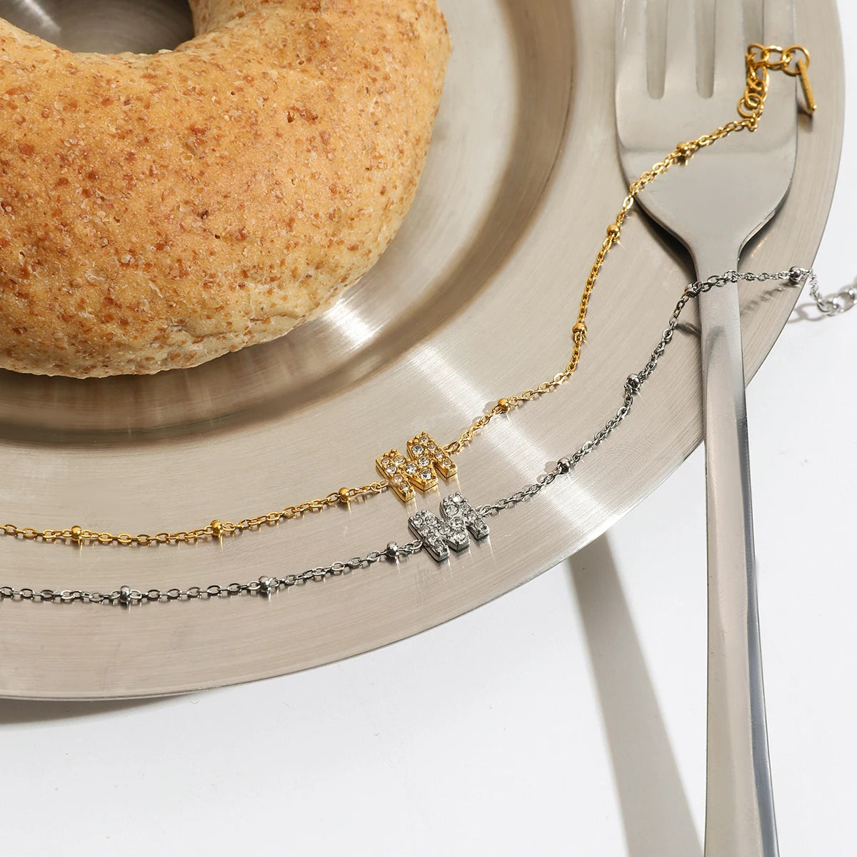 Bracelet Femme Lettre "M" Zircon & Acier Inox Plaqué Or 18K – Bijou Élégant & Polyvalent | Cadeau Personnalisé | Zora