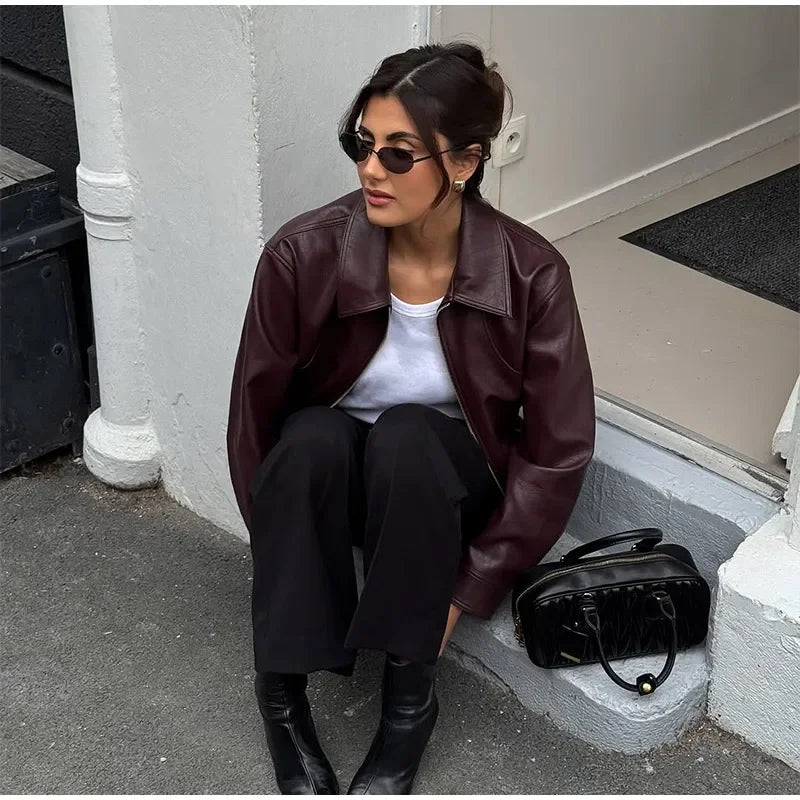 Kurze Damenjacke aus weinrotem PU-Leder, schmal geschnitten, Motorradstil, Reißverschluss, Revers, lange Ärmel – lässiger, schicker Perfecto | Highstreet