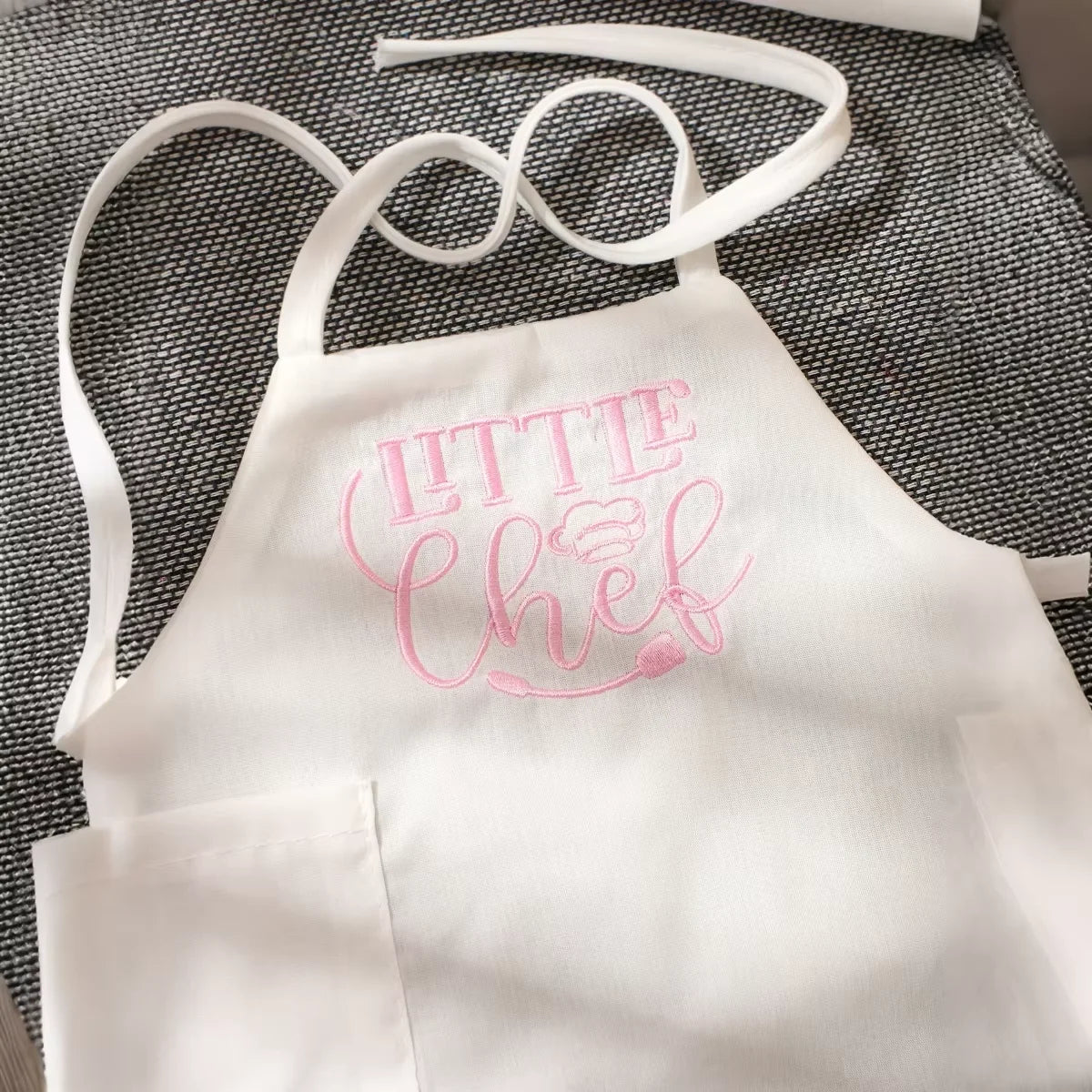 Kit Photo Nouveau-Né Petit Chef – Tablier + Toque Brodés Unisexe Séance Photo Bébé 2 Pièces