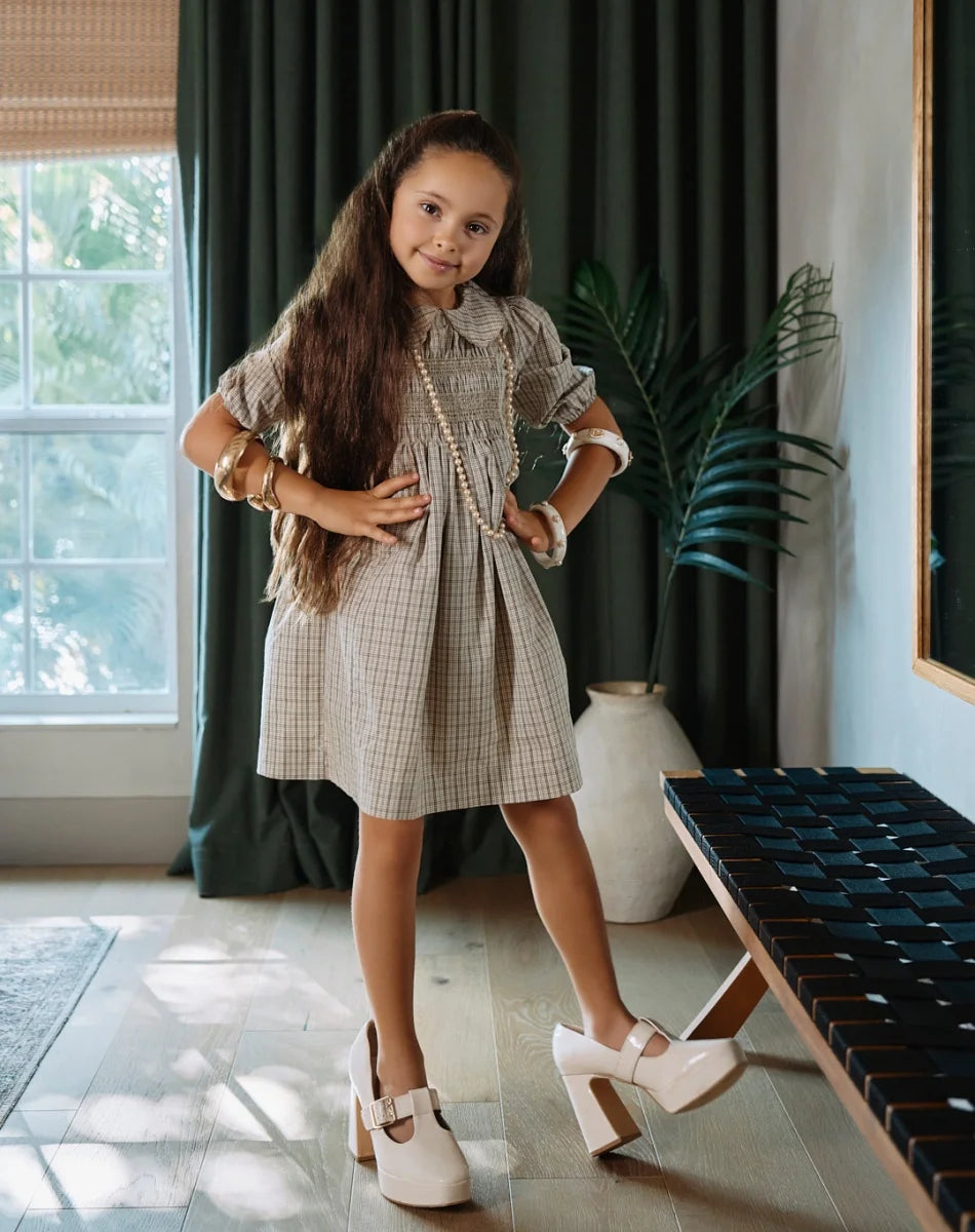 Tenue Assortie Famille – Robe Smockée Carreaux Marron Fille & Pull Tricoté Garçon Collection Heritage