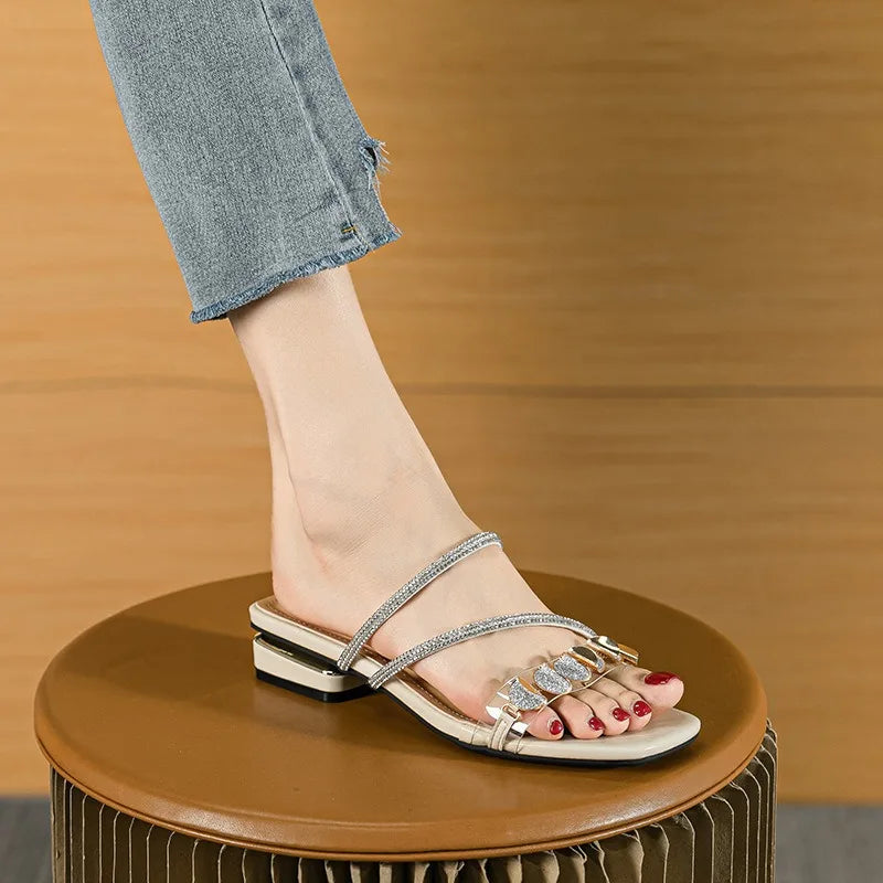 Sandales Femme Style Coréen – Détail Métal Élégant | Bout Ouvert Plat Été 2026